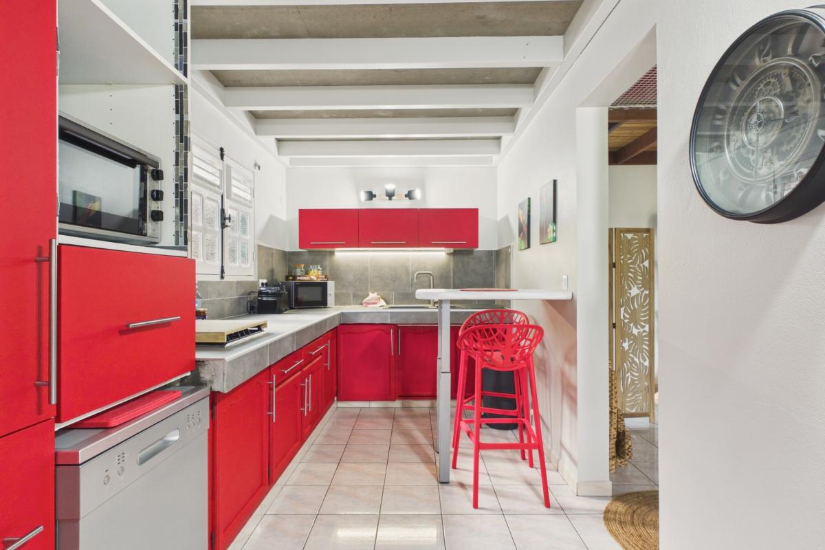 piscine-4 chambres-villa-sainte-luce-8-personnes- cuisine barjpg
